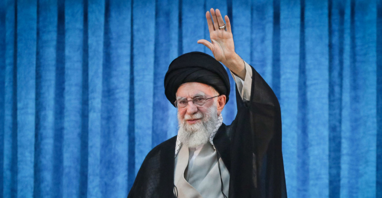 Πώς ο Χαμενεΐ κατάφερε να μείνει στην εξουσία για σχεδόν 40 χρόνια: Τα φτωχικά παιδικά χρόνια και η καταπίεση στις γυναίκες