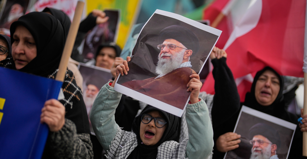 Ο Χαμενεΐ πέθανε, το καθεστώς θα καταρρεύσει; Επτά ερωτήσεις και απαντήσεις για την επόμενη μέρα για το Ιράν και τον κόσμο