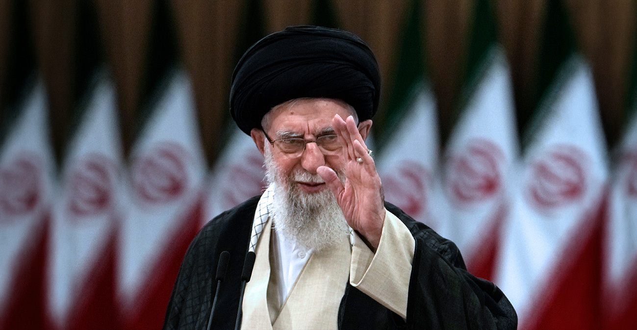 Ποιος «κάρφωσε» τον Χαμενεΐ; Η Μοσάντ γνώριζε ακόμα και πού καθόταν ο ανώτατος ηγέτης του Ιράν, όταν έκανε τη φονική επίθεση