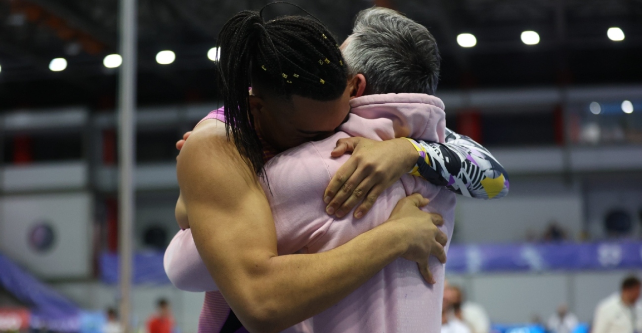 Εμμανουήλ Καραλής: Η αγκαλιά με τον πατέρα του που αξίζει... όσο ένα Παγκόσμιο Ρεκόρ, η κλήση του Μπούμπκα και ο Ντουπλάντις