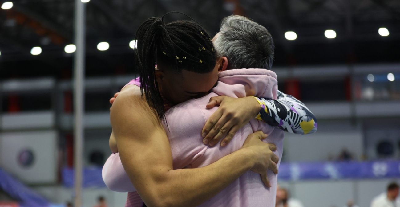 Εμμανουήλ Καραλής: Η αγκαλιά με τον πατέρα του που αξίζει... όσο ένα Παγκόσμιο Ρεκόρ, η κλήση του Μπούμπκα και ο Ντουπλάντις