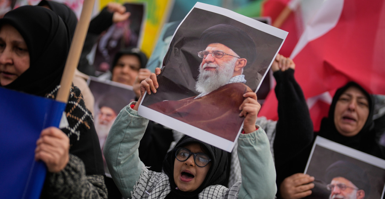 Ο Χαμενεΐ πέθανε, το καθεστώς θα καταρρεύσει; Επτά ερωτήσεις και απαντήσεις για την επόμενη μέρα για το Ιράν και τον κόσμο