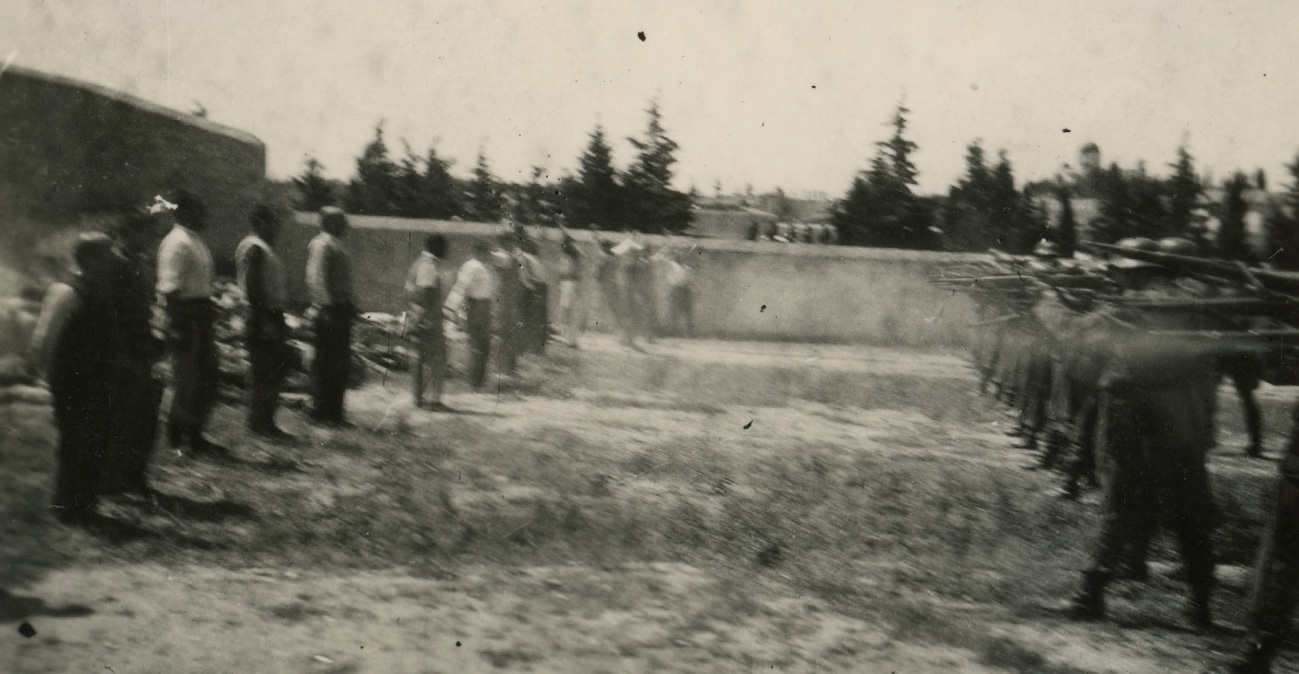 Κοιτώντας τον θάνατο στα μάτια: Η συγκλονιστική φωτογραφία από την εκτέλεση των 200 στην Καισαριανή