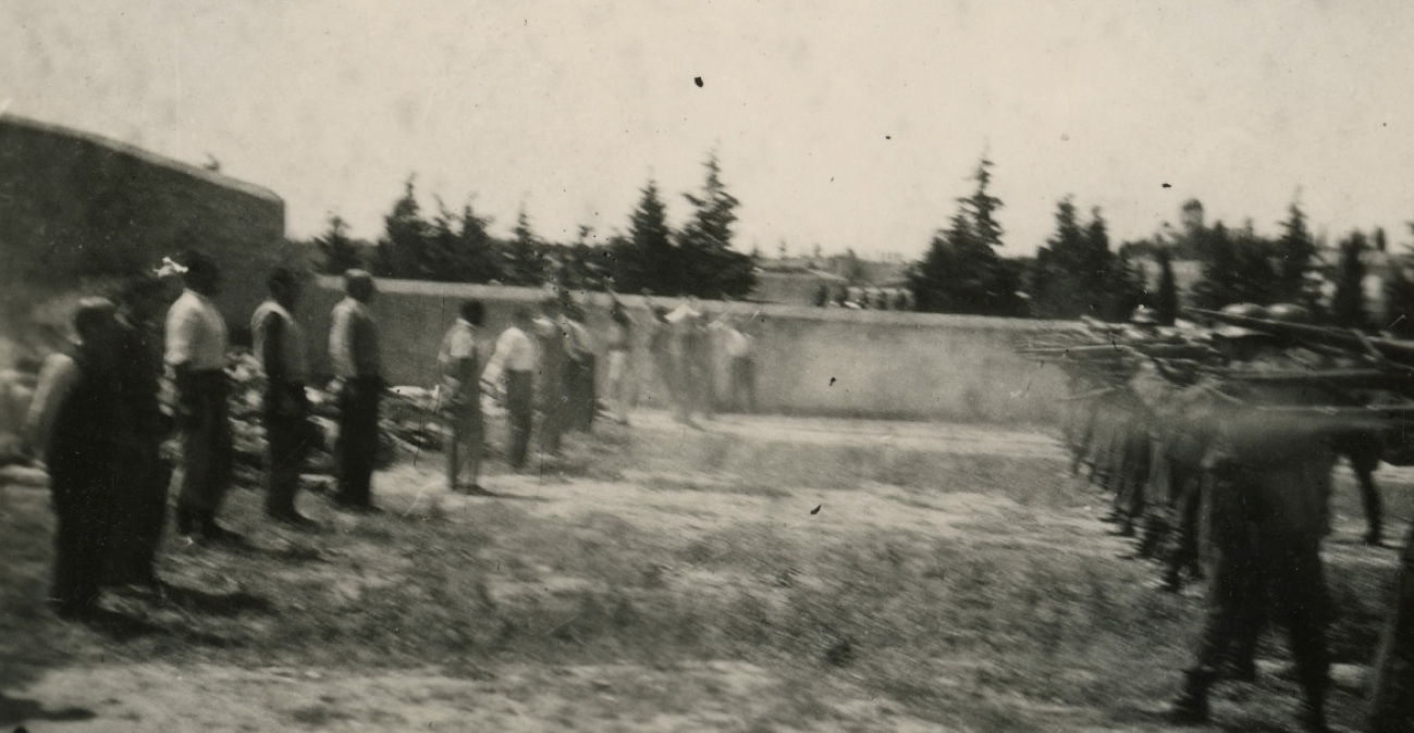 Κοιτώντας τον θάνατο στα μάτια: Η συγκλονιστική φωτογραφία από την εκτέλεση των 200 στην Καισαριανή