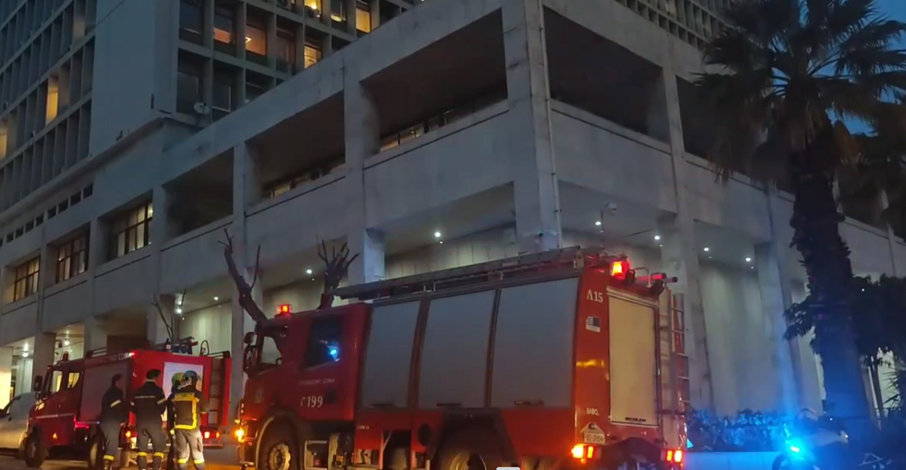 Ελεγχόμενη έκρηξη στο σακίδιο του Σουδανού που απειλούσε ότι είχε εκρηκτικά  έξω από τη ΓΑΔΑ - Στα χέρια του είχε αντικείμενο που έμοιαζε με χειροβομβίδα