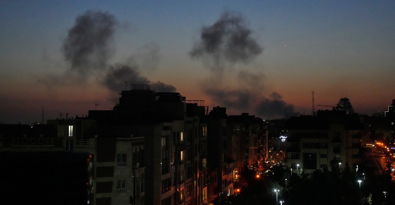 Οι μυστικές υπηρεσίες των ΗΠΑ πιστεύουν ότι η Κίνα ετοιμάζεται να βοηθήσει το Ιράν - Μπαράζ βομβαρδισμών σε Βηρυτό και Τεχεράνη, σειρήνες στο Τελ Αβίβ