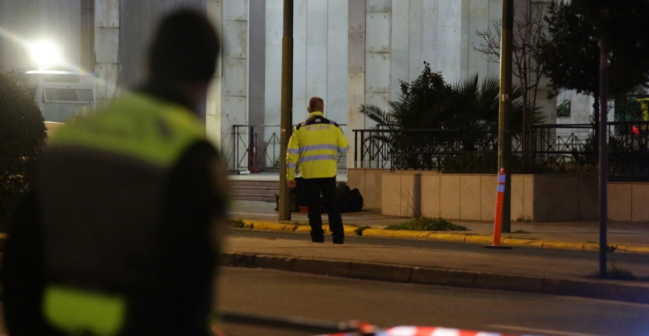 Μπαινόβγαινε στη φυλακή ο Σουδανός που απειλούσε να ανατιναχθεί στη ΓΑΔΑ: Είπε ότι βρήκε τις χειροβομβίδες σε τάπερ σε άλσος στην Ακρόπολη