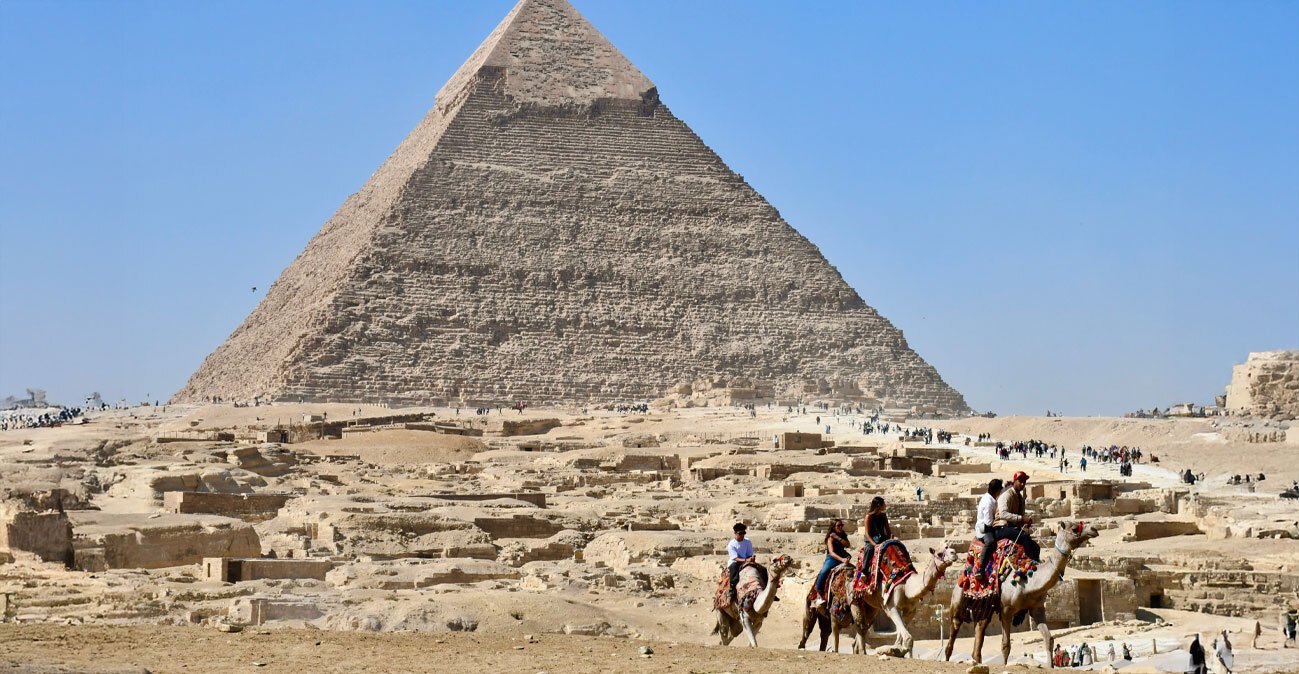 Η ιστορία της 61χρονης που ταξίδεψε στην Αίγυπτο για τον 26χρονο έρωτά της και κατέληξε με χρέη