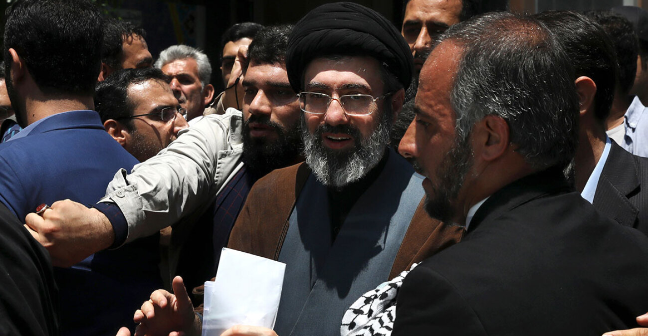 Μοτζτάμπα Χαμενεΐ: Οι σχέσεις του νέου ηγέτη του Ιράν με τους Φρουρούς της Επανάστασης και ο λόγος που ο πατέρας του δεν τον ήθελε για διάδοχό του