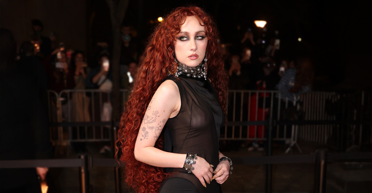 H Τσάπελ Ρόουν ξαναχτύπησε με διαφανές φόρεμα και μόνο ένα στρινγκ από μέσα στην εβδομάδα μόδας στο Παρίσι, δείτε βίντεο