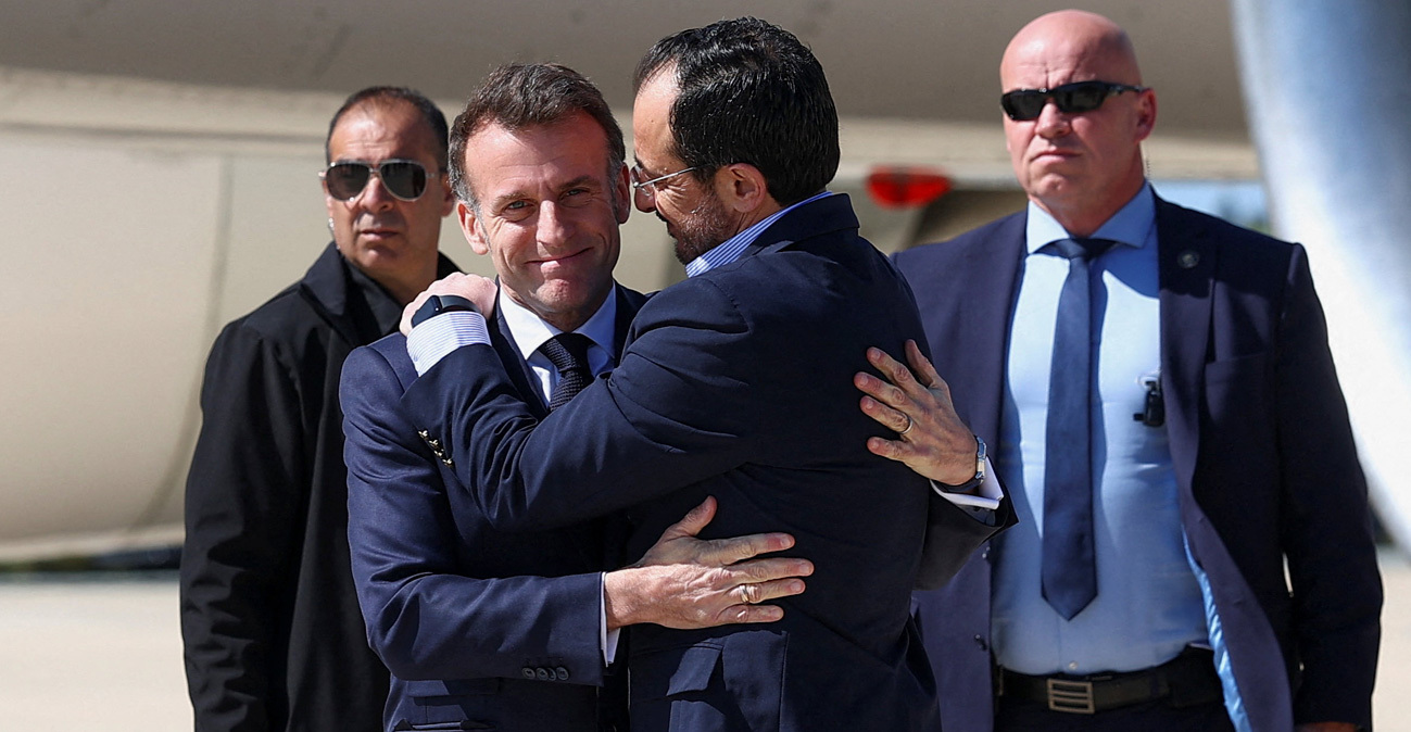 «Η αγκαλιά που ντρόπιασε τον Στάρμερ»: Τι γράφουν οι Άγγλοι για την επίσκεψη Μακρόν στην Κύπρο