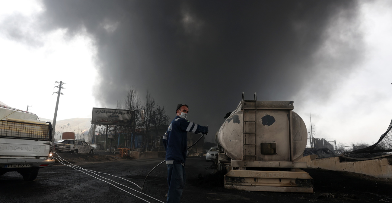 Axios: Οι ΗΠΑ διαφώνησαν με το Ισραήλ για τους βομβαρδισμούς σε δεξαμενές πετρελαίου στην Τεχεράνη, τι φοβάται η Ουάσινγκτον