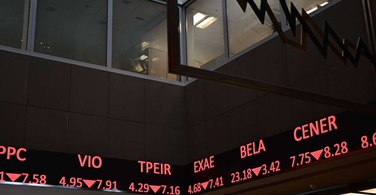 Χρηματιστήριο: Δεύτερη σερί πτώση, αλλά συρρίκνωσε τις αρχικές απώλειες, κράτησε τις 2.100 μονάδες