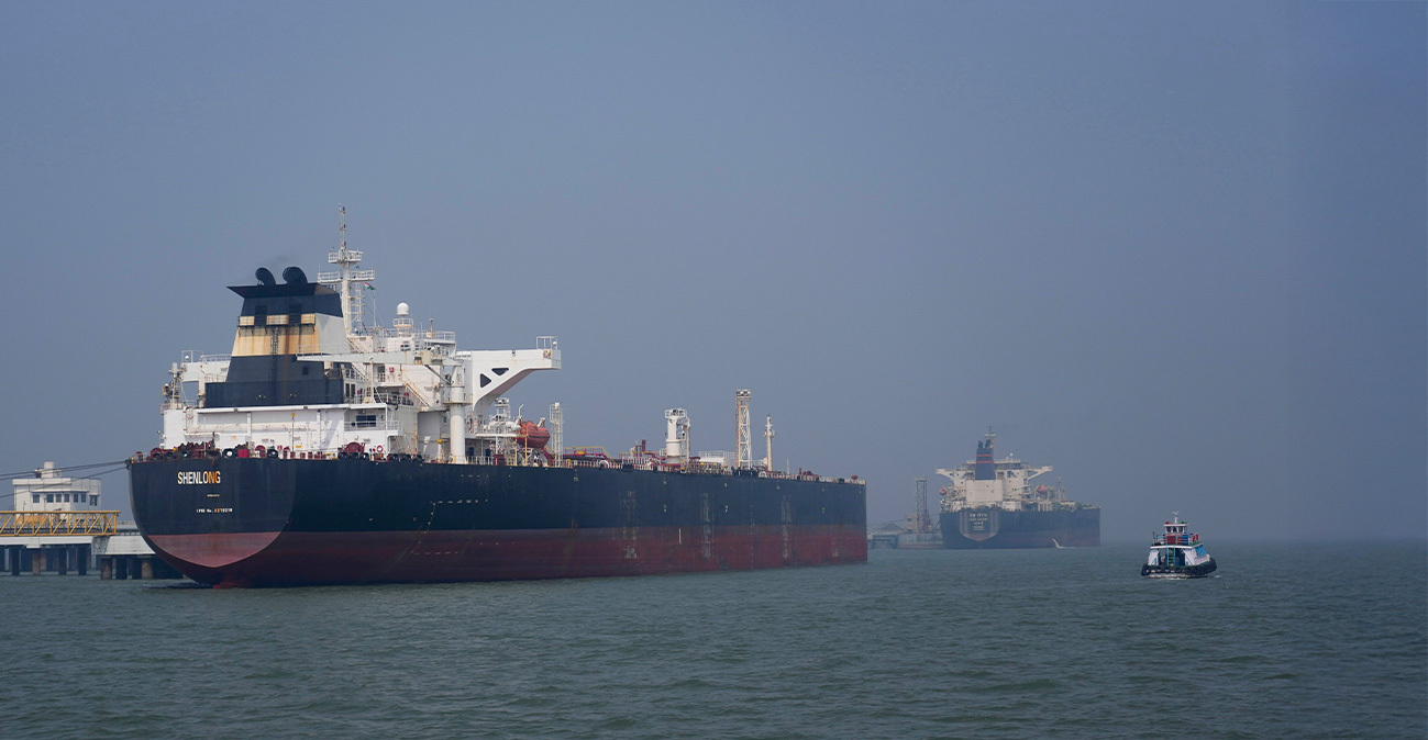 Goldman Sachs: Βουτιά 97% στις ροές πετρελαίου μέσω των Στενών του Ορμούζ