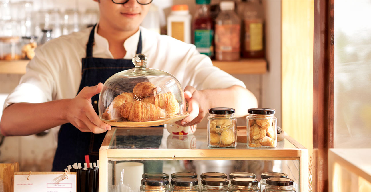 Με αυξήσεις 12% στους μισθούς η νέα κλαδική σύμβαση για 500.000 εργαζομένους σε εστιατόρια, μπαρ, καφετέριες, δείτε παραδείγματα