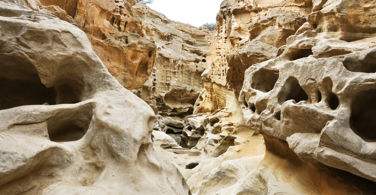 Το νησί των πυραύλων: Γιατί το Κεσμ στα Στενά του Ορμούζ χαρακτηρίζεται «αβύθιστο αεροπλανοφόρο» του Ιράν και πώς μπορεί να κρίνει τον πόλεμο