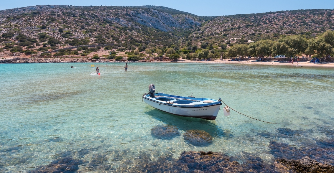 The Sun: Επισκεφθήκαμε το μικροσκοπικό ελληνικό νησί που πηγαίνουν... εκατομμυριούχοι