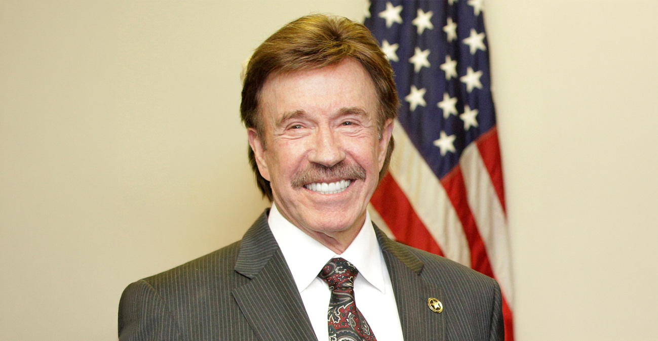 Τσακ Νόρις: Πώς ο μικρός, ντροπαλός Ινδιάνος κατέκτησε το Χόλιγουντ και γιατί τον έλεγαν «Σταλόνε των φτωχών» 