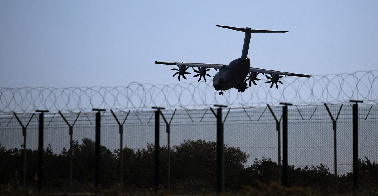 Η Βρετανία έδωσε άδεια στις ΗΠΑ να χρησιμοποιούν τις βάσεις της για πλήγματα κατά του Ιράν - «Καμία διαπραγμάτευση για τα Στενά του Ορμούζ» λέει η Τεχεράνη