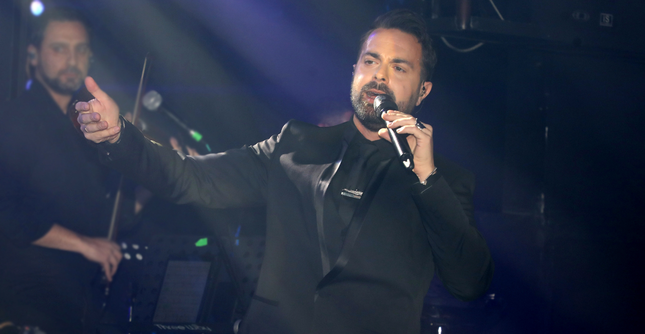 Θύμα επίθεσης ο Ηλίας Βρεττός ενώ τραγουδούσε στην Κύπρο: Τον χτύπησε θαμώνας, ήταν σοκαριστικό, λέει συνάδελφός του