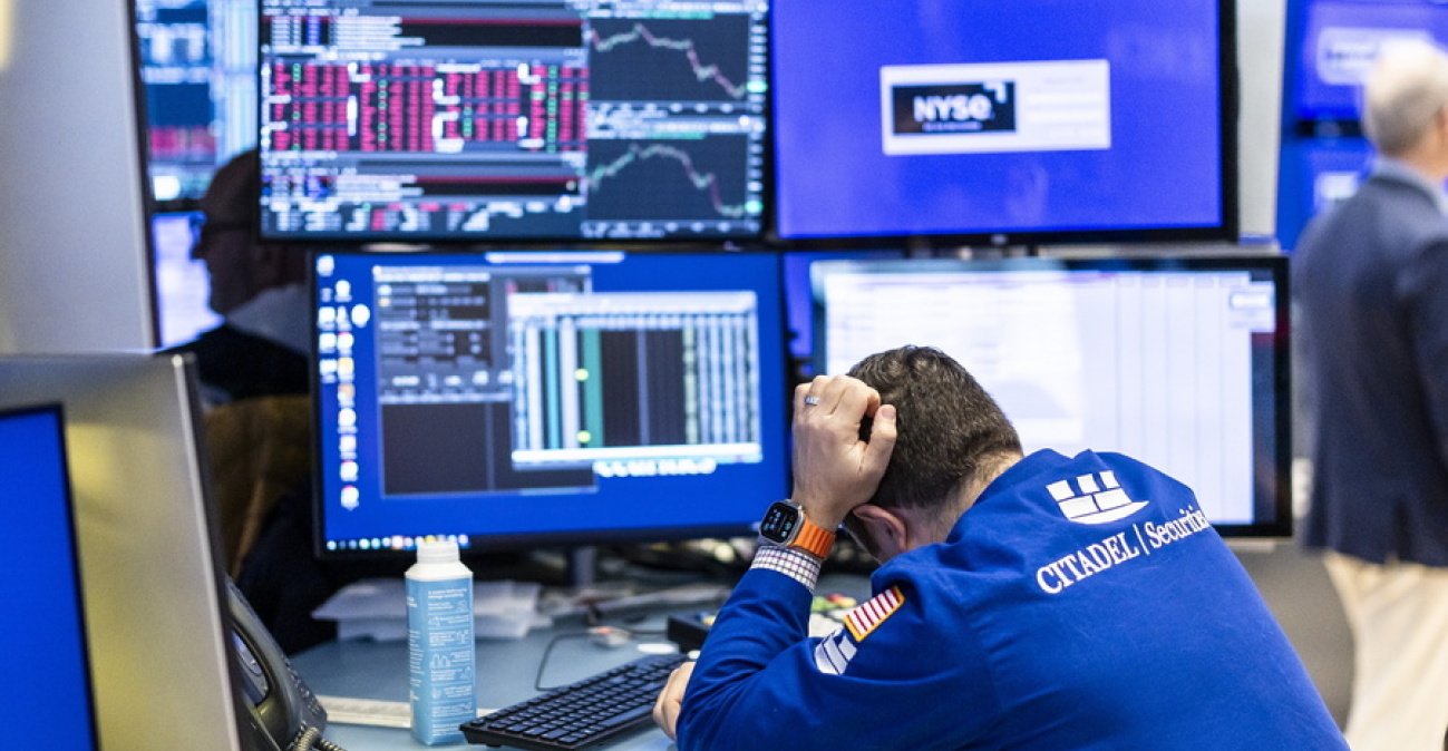 Αιμορραγεί η Wall Street:  Mαζικές ρευστοποιήσεις από τους επενδυτές μετά την δεκαήμερη παράταση που έδωσε ο Τραμπ