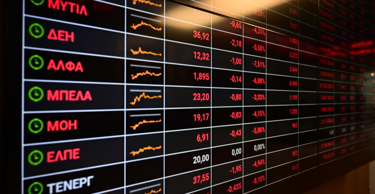 «Βαθύ κόκκινο» στο Χρηματιστήριο - Δεύτερη σερί εβδομαδιαία πτώση και νέο χαμηλό τετραμήνου