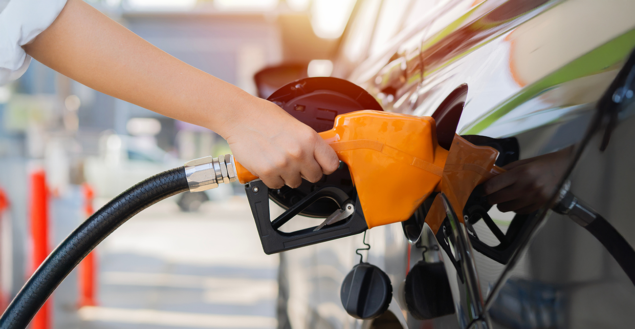 Fuel Pass: Τα πέντε βήματα για να πάρουν την ενίσχυση οι δικαιούχοι, τα εισοδηματικά κριτήρια και η επιδότηση ανά περιοχή