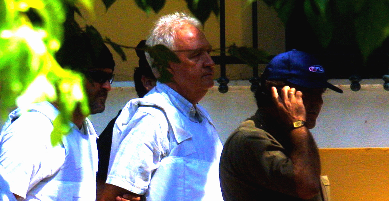 Η σύλληψη του αρχηγού της 17 Νοέμβρη και η αποκάλυψη ότι ο Γιωτόπουλος είχε καθίσει στο ίδιο τραπέζι με τον Κωστή Περατικό, τον άνθρωπο που κατόπιν σκότωσε