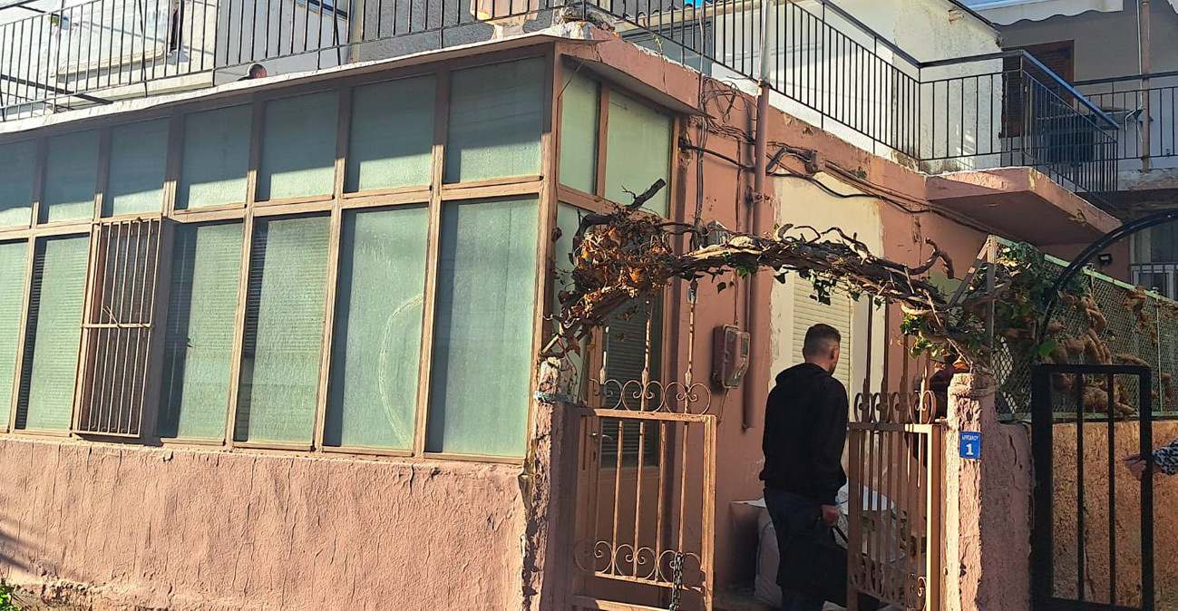 Ημίγυμνη με μια ζώνη στον λαιμό βρέθηκε νεκρή η 59χρονη στον Εύοσμο, ήταν στην Ελλάδα για το μνημόσυνο του παιδιού της
