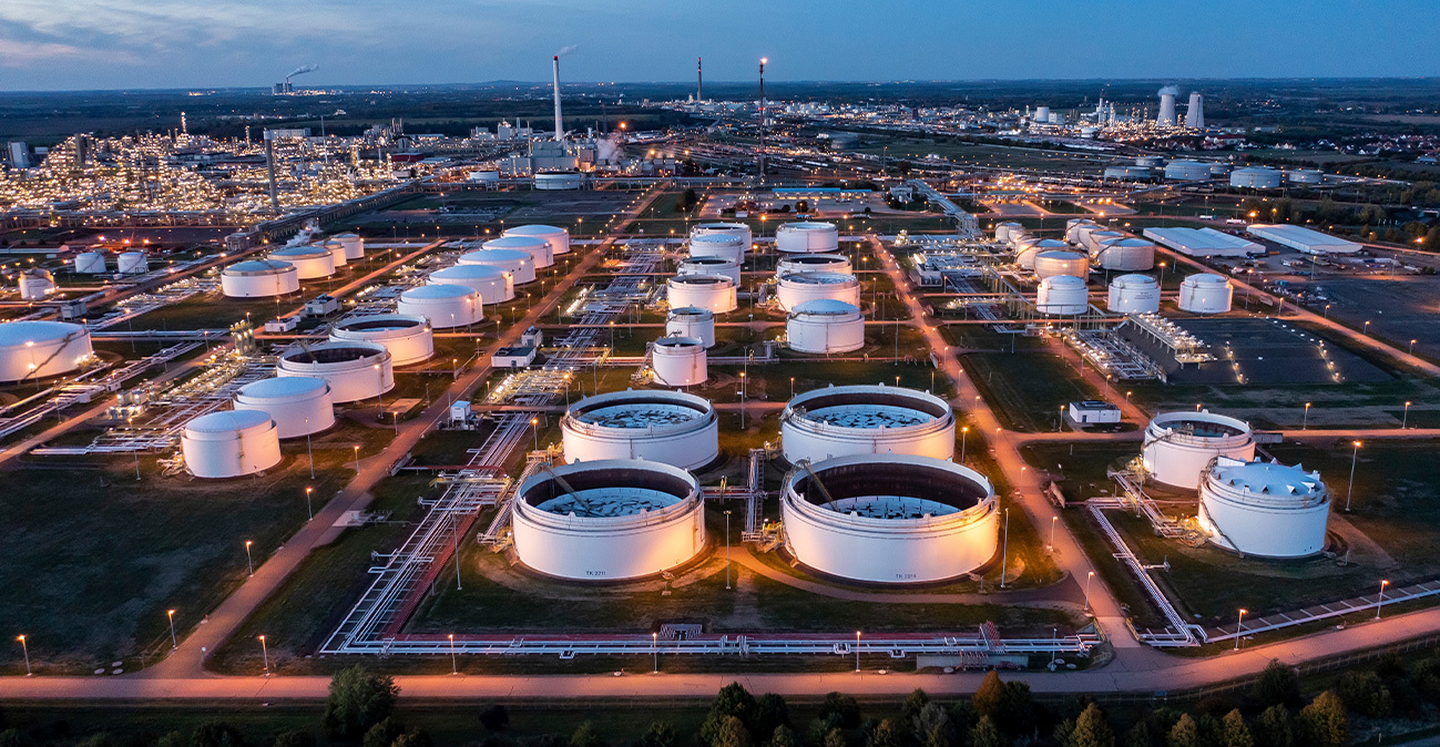 Οι τιμές τραβούν την ανηφόρα σε πετρέλαιο - αέριο, καθώς ο Τραμπ απειλεί και οι Ιρανοί στήνουν ανθρώπινες ασπίδες: Πού ποντάρουν οι αγορές