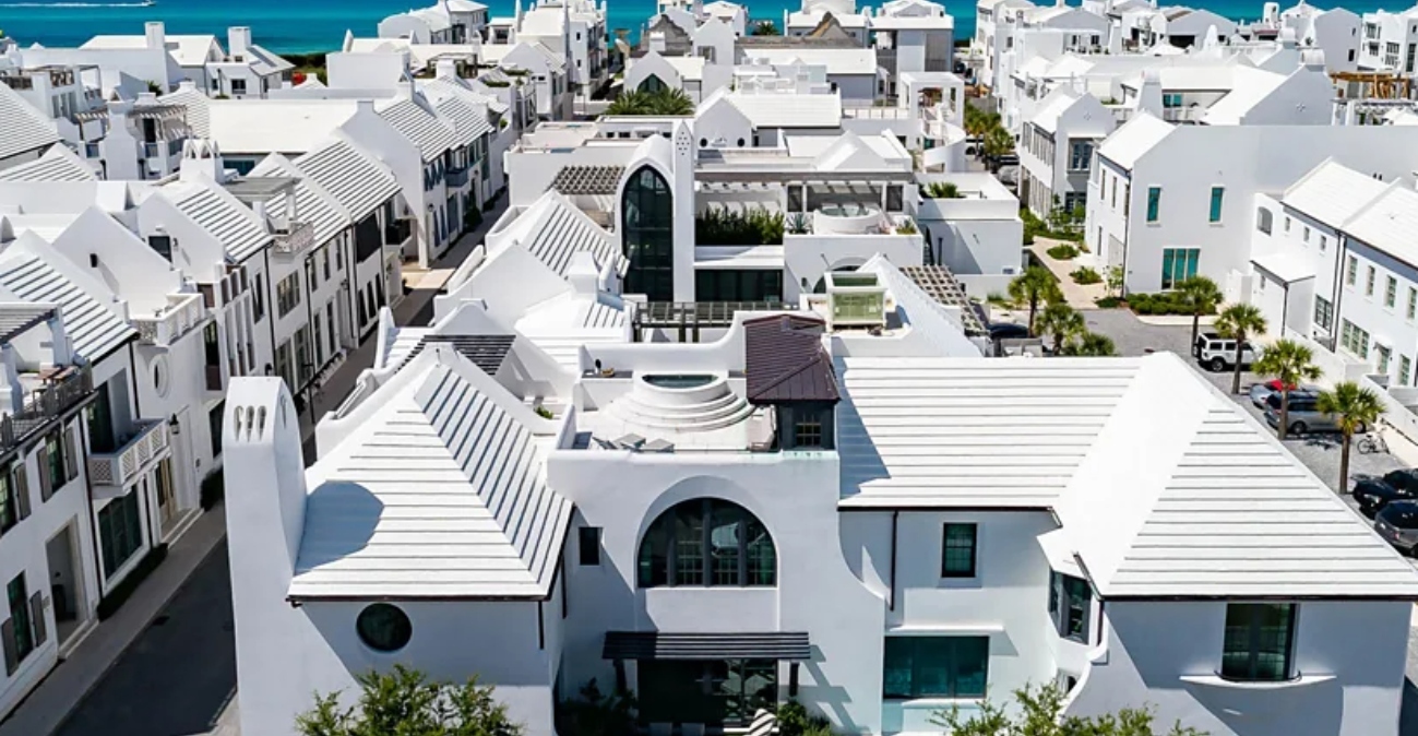  Η εντυπωσιακή ολόλευκη πόλη που μοιάζει με τη Σαντορίνη αλλά είναι στην Αμερική