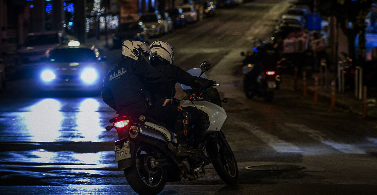 Καταδίωξη διαρρηκτών με πυροβολισμούς στη Βάρη: Πήγαν να εμβολίσουν τους αστυνομικούς