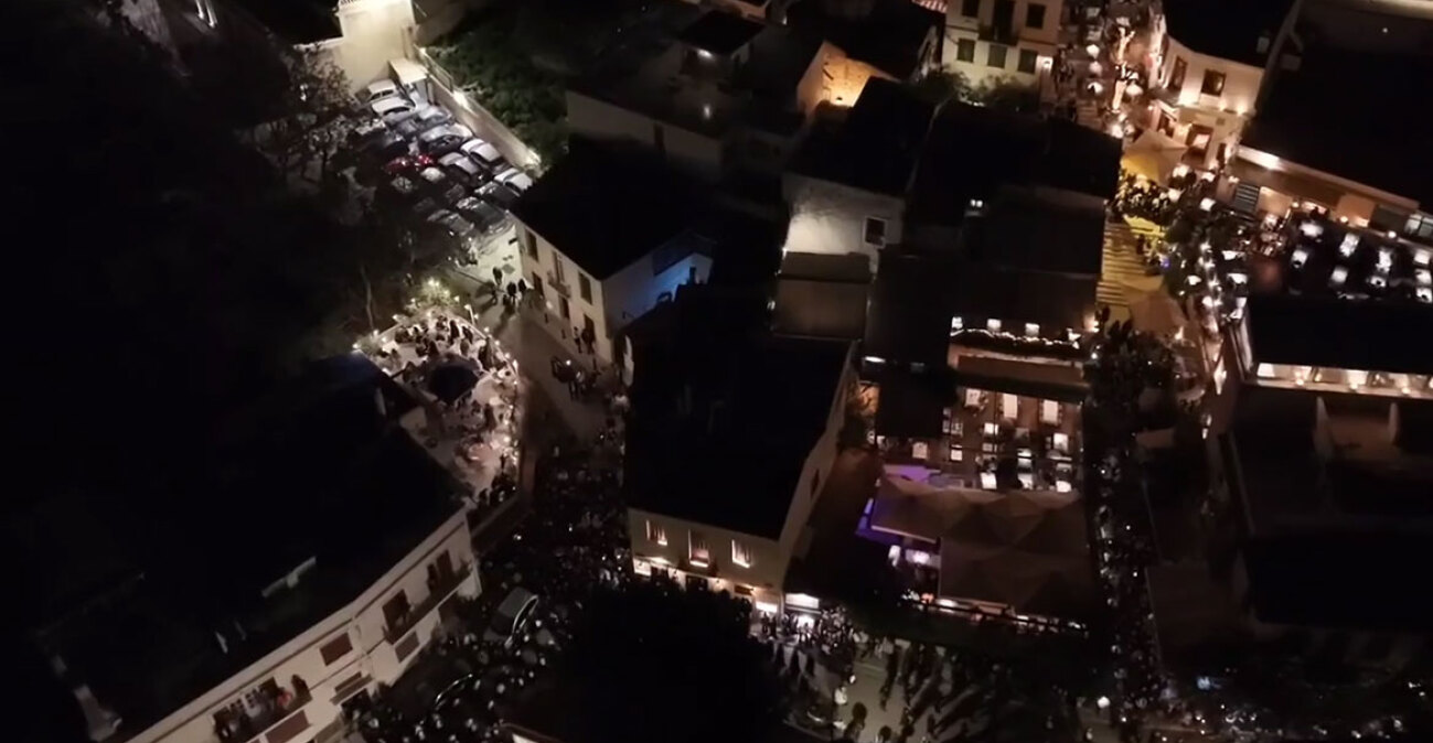 Εκατοντάδες πιστοί κατέκλυσαν τα σοκάκια της Πλάκας στις περιφορές Επιταφίων, δείτε βίντεο από drone