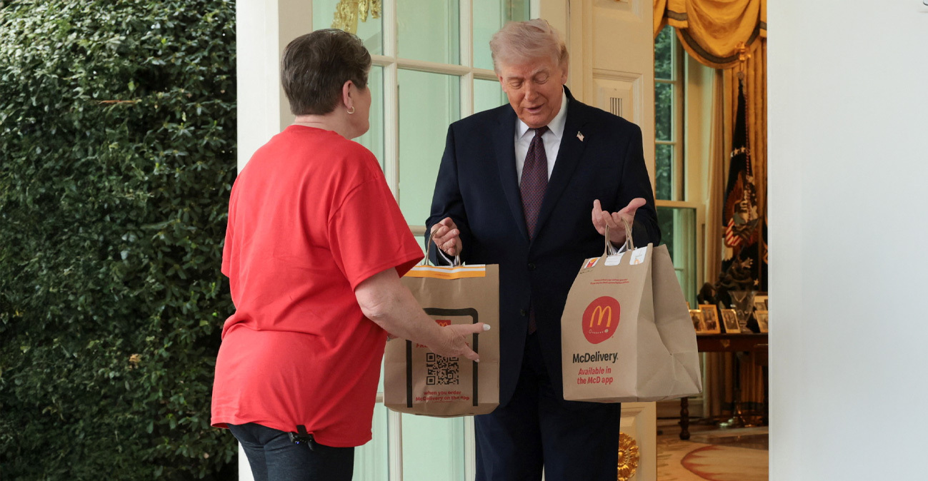 Σόου Τραμπ on camera: Παρήγγειλε fast food στον Λευκό Οίκο, έδωσε φιλοδώρημα 100 δολάρια στη διανομέα, βίντεο και φωτογραφίες