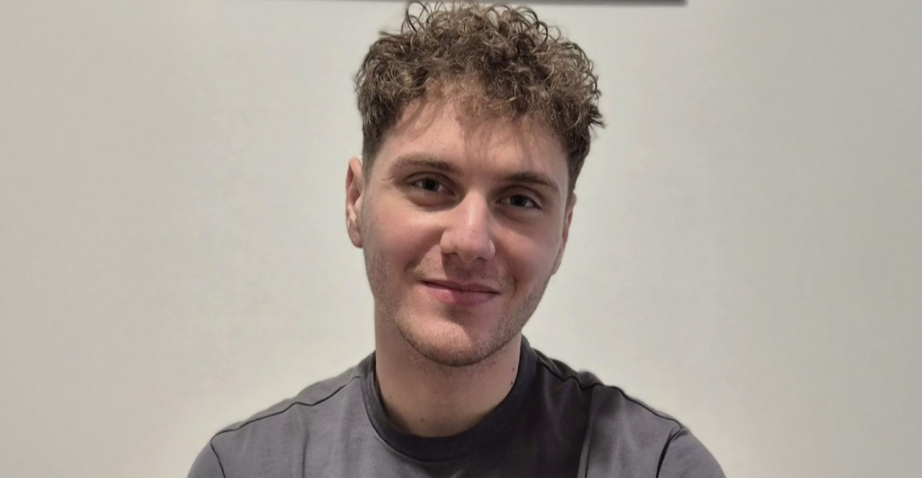 Υποτροφία σε μαθητή που για έξι χρόνια πήγαινε με καΐκι σχολείο από τον Κάλαμο στον Μύτικα: Να έχετε κουράγιο, επιμονή και υπομονή λέει στους νέους