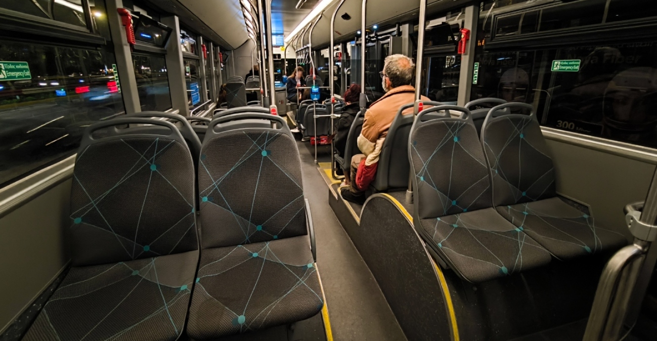 Ηλικιωμένη ξέχασε τσάντα με 30.000 ευρώ, χρυσές λίρες και κοσμήματα μέσα στο λεωφορείο 856 και της επιστράφηκε ανέγγιχτη