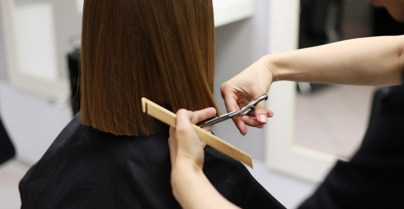 Κομμώτρια με… χρυσά ψαλίδια στα χέρια της ΑΑΔΕ: Εκρυψε από την εφορία σχεδόν 500.000 ευρώ