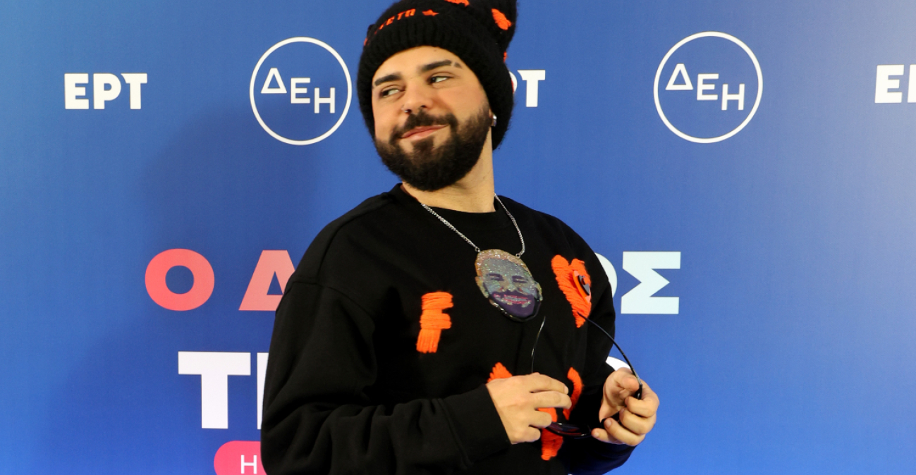 Ακύλας: Με αβαντάζ το χειλόφωνο στη σκηνή της Eurovision - Τι κρύβεται πίσω από τις εξτραβαγκάντ εμφανίσεις του
