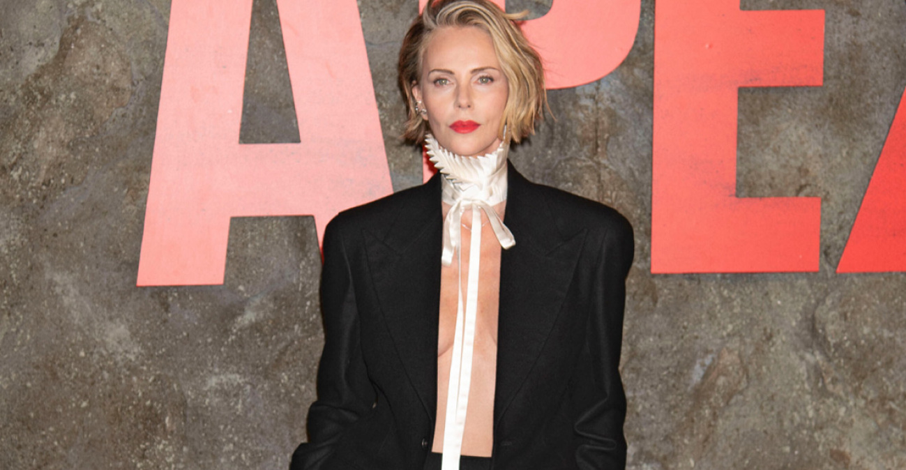 Σαρλίζ Θερόν: Το τολμηρό της look με ανοιχτό σακάκι και χωρίς σουτιέν στο κόκκινο χαλί