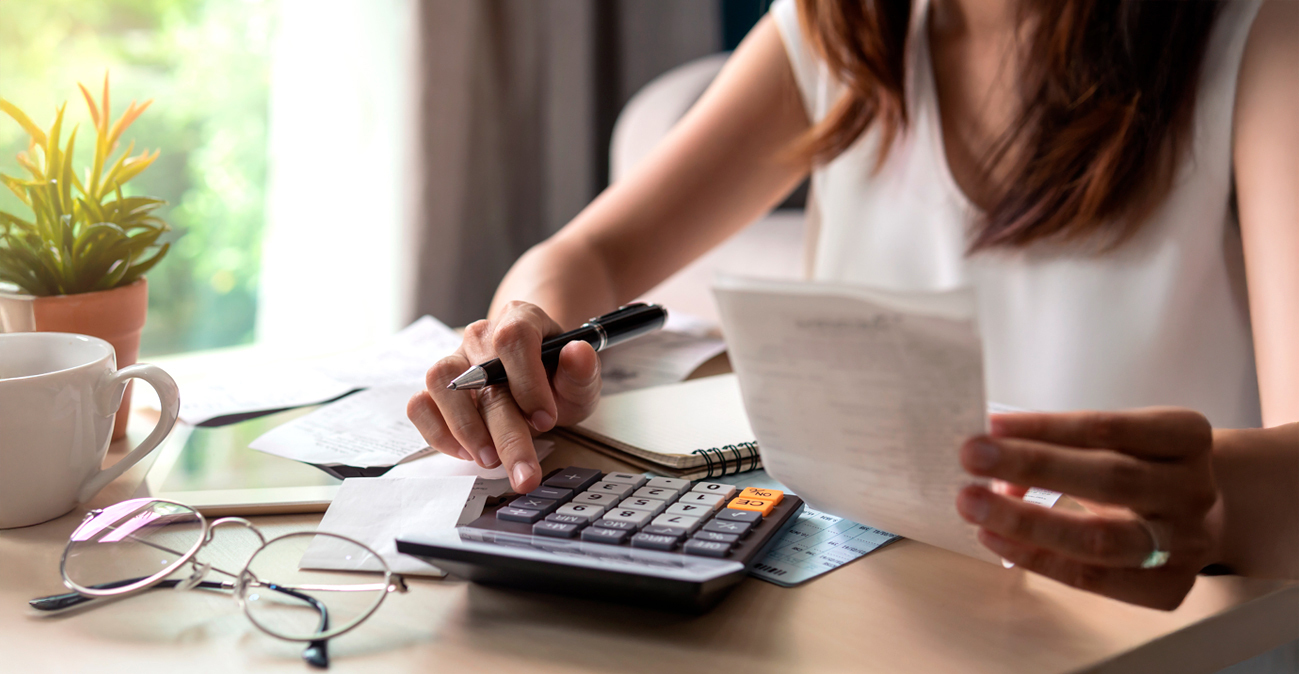 Επιδόματα και ρυθμίσεις χρεών: Το εισόδημα-κλειδί για ενισχύσεις και οι νέες λύσεις για όσους χρωστούν σε Δημόσιο και τράπεζες