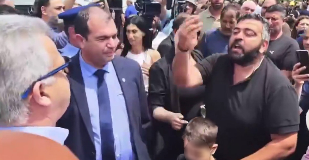 Σε απόγνωση οι κτηνοτρόφοι στην Κύπρο για τον αφθώδη πυρετό: Πατέρας έδωσε στον υπουργό Δικαιοσύνης να... μεγαλώσει το παιδί του, βίντεο