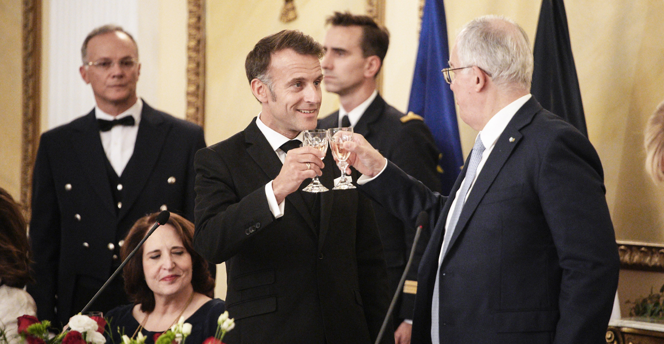 Όλα όσα έγιναν στο δείπνο για τον Μακρόν στο Προεδρικό: Το μενού, τα χαμόγελα και οι πολιτικές και επιχειρηματικές παρουσίες