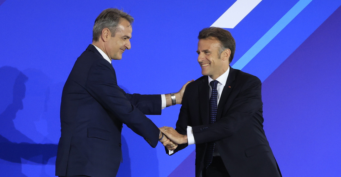 Politico: Nέα ευρωομόλογα για επενδύσεις και παράταση στην αποπληρωμή του Ταμείου Ανάκαμψης ζητούν Μακρόν και Μητσοτάκης 
