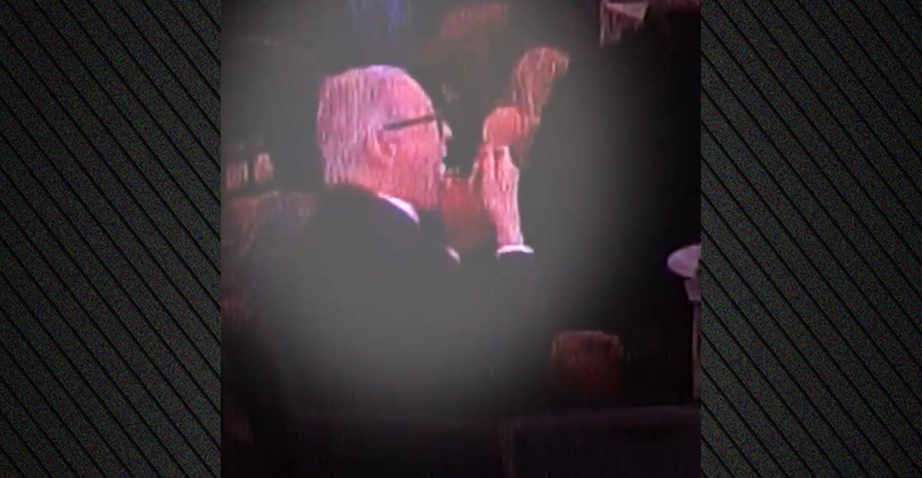 Ατάραχος άνδρας τρώει τη σαλάτα του ενώ πέφτουν πυροβολισμοί στο δείπνο του Λευκού Οίκου: «Δεν θα ξάπλωνα με το νέο μου σμόκιν στο βρώμικο πάτωμα»