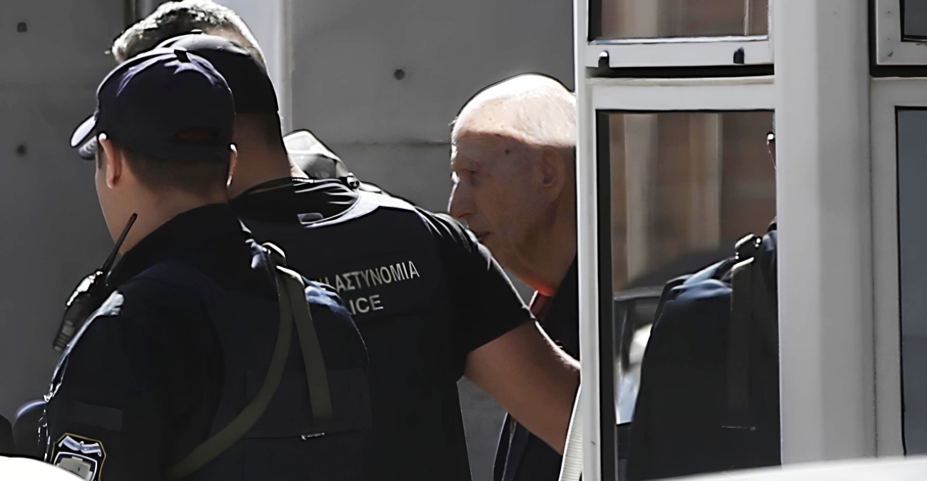 Για τρία κακουργήματα η δίωξη στον 89χρονο πιστολέρο - «Αν ήθελα θα τους σκότωνα αλλά το έκανα για τον ντόρο γιατί δεν βρίσκω το δίκιο μου» είπε στους αστυνομικούς