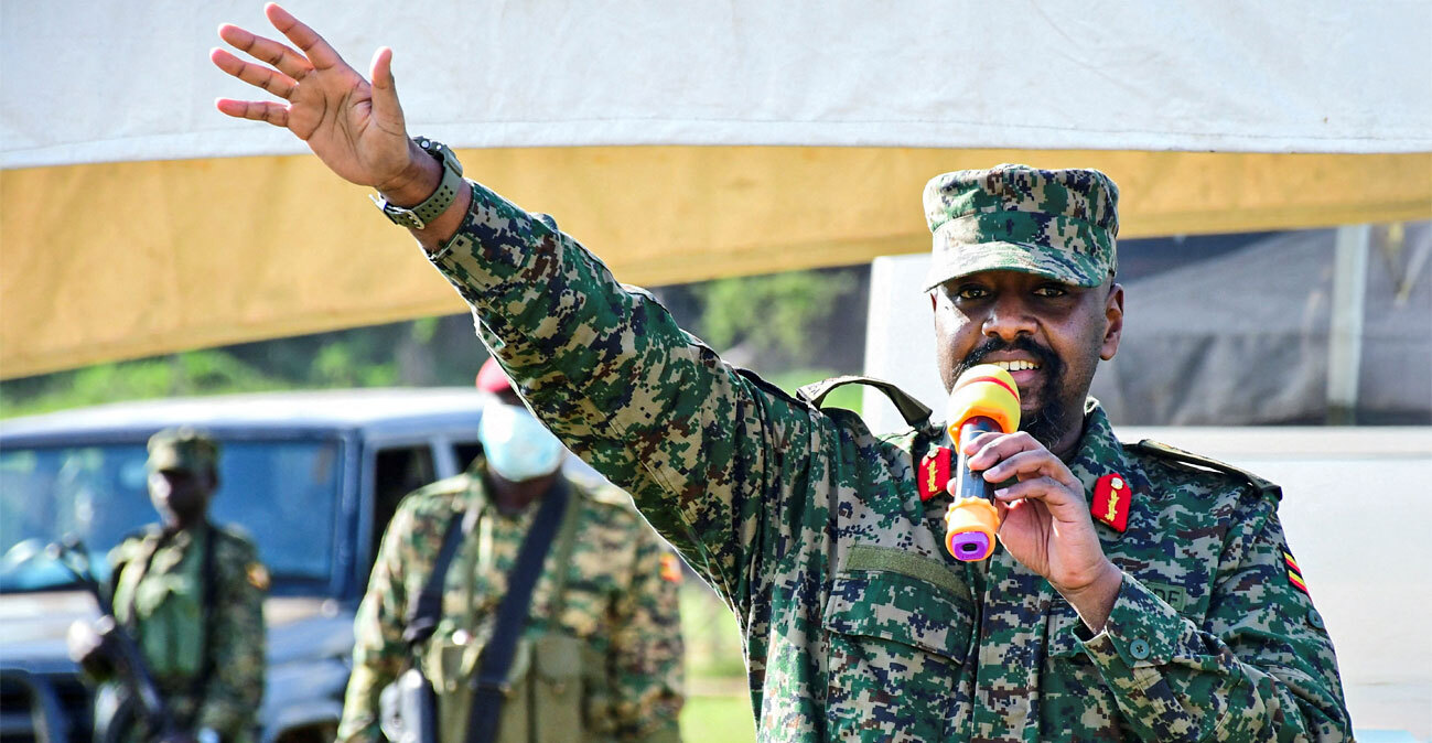 Ο αρχηγός του στρατού της Ουγκάντα έκανε τεστ DNA: «Είμαι κατά 14% Έλληνας, πάντα ήξερα ότι είχα συγγένεια με τον... Μέγα Αλέξανδρο»