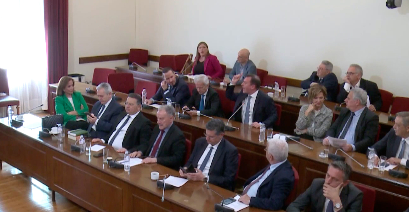 Έξαλλος Δουδωνής με Κωνσταντοπούλου: «Δεν δέχομαι μομφή» - «Μη μου χτυπάτε τα χέρια σας» φώναζε η Ζωή