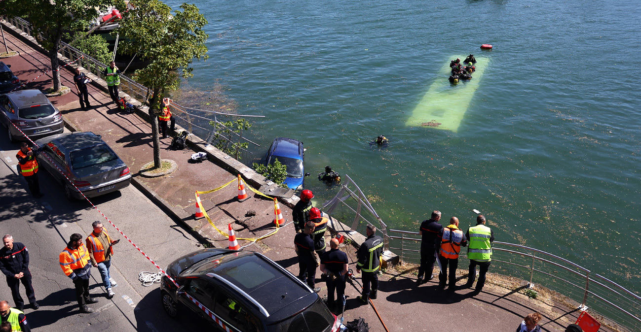 Λεωφορείο με 4 επιβάτες έπεσε στον Σηκουάνα, στο τιμόνι βρισκόταν εκπαιδευόμενος οδηγός, δείτε βίντεο

