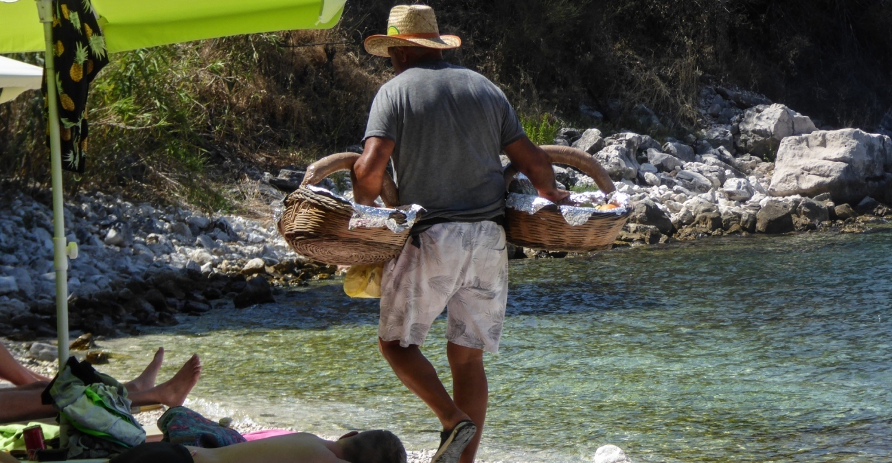 Η μαφία των λουκουμάδων... μετακόμισε στην Πιερία: Εκβίαζαν, απειλούσαν και έδερναν τους μικροπωλητές που δεν πλήρωναν προστασία