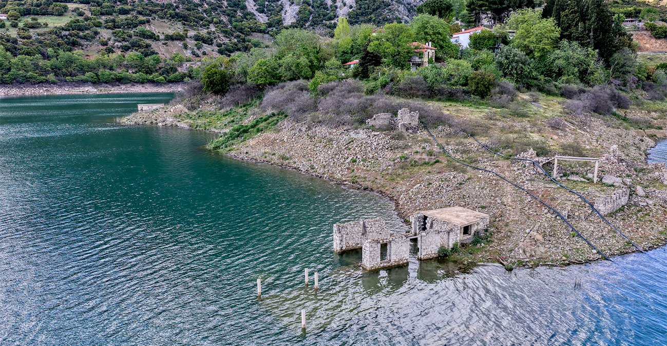 Η λίμνη του Μόρνου «κατάπιε» εντελώς το χωριό Κάλλιο, σημαντική ανάσα στα αποθέματα νερού, δείτε νέες εικόνες